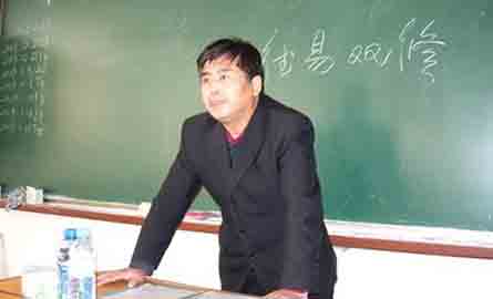 六爻梅花易数名家 ——巴恩广——讲课中